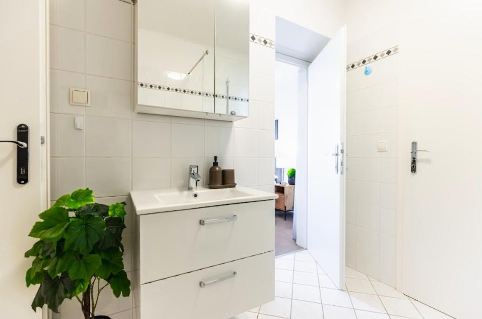 Experience Central Vienna From A Stylish And Modern Apartment Esterno foto